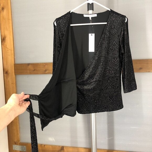 Cupcakes &‎ CASHMERE NWT Black White Floral Velvet Open Shoulder Wrap Top Sz S - Picture 4 of 7